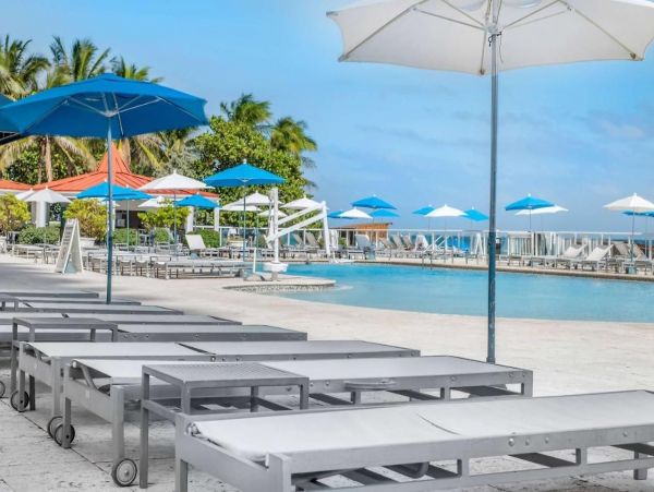 Cozy Vacation Studio Rental in Sunny Isles Beach Right on Beach