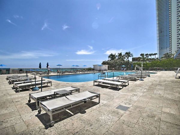 Sunny Isles Vacation Studio Four Guests Walk to Beach