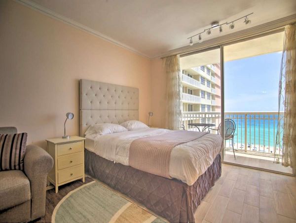 Sunny Isles Vacation Studio Four Guests Walk to Beach