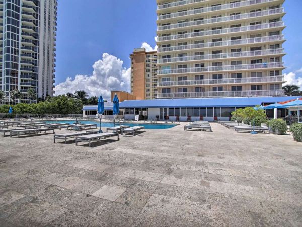 Sunny Isles Vacation Studio Four Guests Walk to Beach