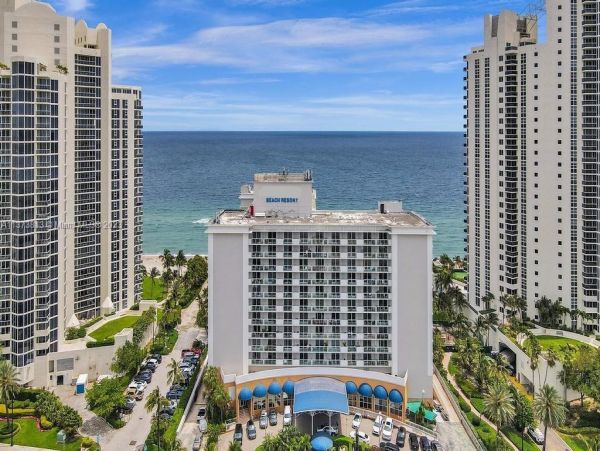 Sunny Isles Vacation Studio Four Guests Walk to Beach