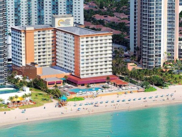 Sunny Isles Vacation Studio Four Guests Walk to Beach