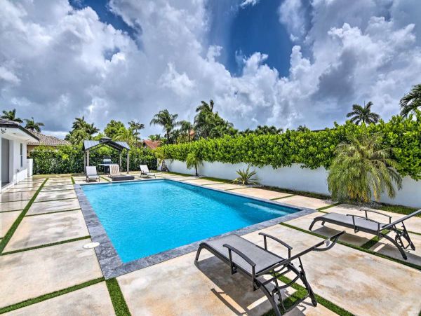 Gorgeous 5 Bedroom Vacation Home with Private Pool