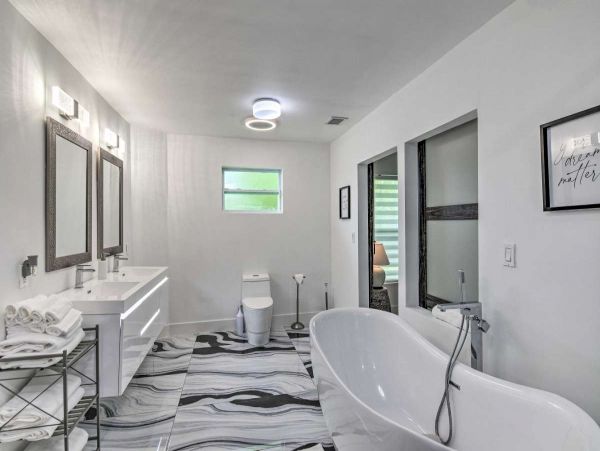 Gorgeous 5 Bedroom Vacation Home with Private Pool