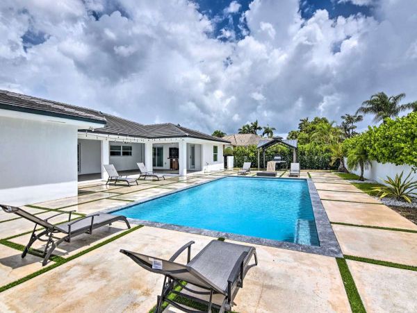 Gorgeous 5 Bedroom Vacation Home with Private Pool