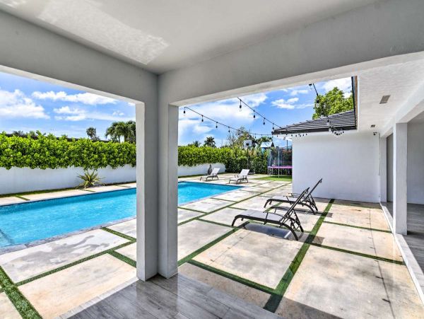 Gorgeous 5 Bedroom Vacation Home with Private Pool