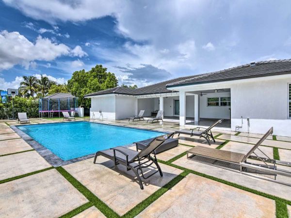 Gorgeous 5 Bedroom Vacation Home with Private Pool