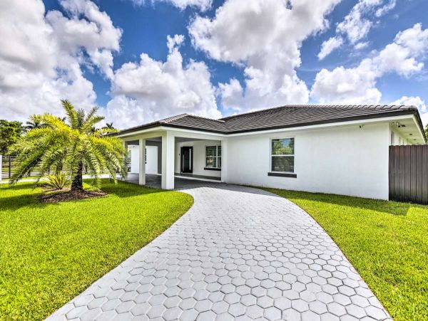 Gorgeous 5 Bedroom Vacation Home with Private Pool