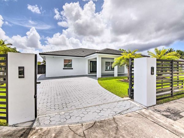 Gorgeous 5 Bedroom Vacation Home with Private Pool