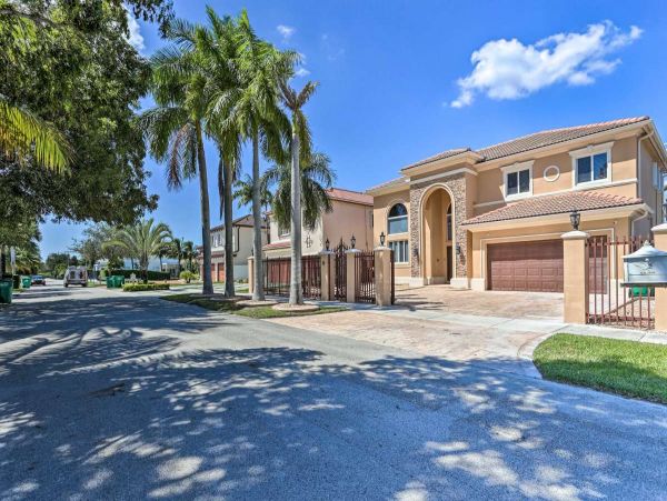 Miami Beach 4 Bedroom Home with Pool & Dock