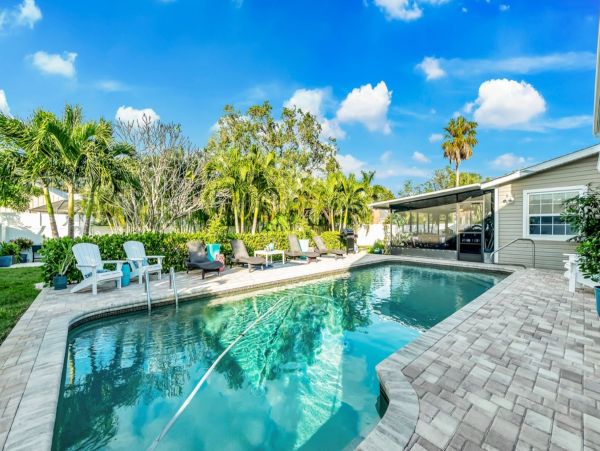Gorgeous Vacation Home with Private Pool Sleeps 12