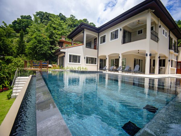 Luxury Vacation Villa in Jaco with Infinity Pool Sleeps 10