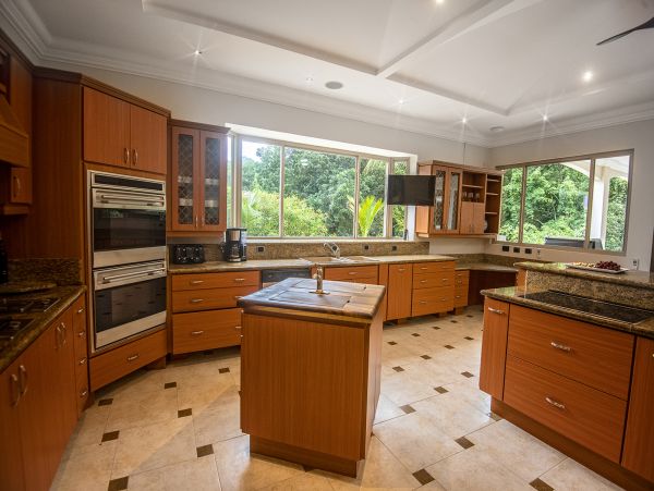 Luxury Vacation Villa in Jaco with Infinity Pool Sleeps 10