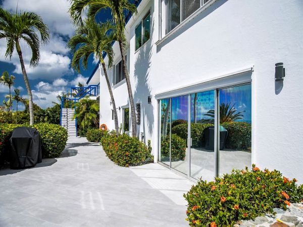 Three Individual Villas with Amazing Views & Pool