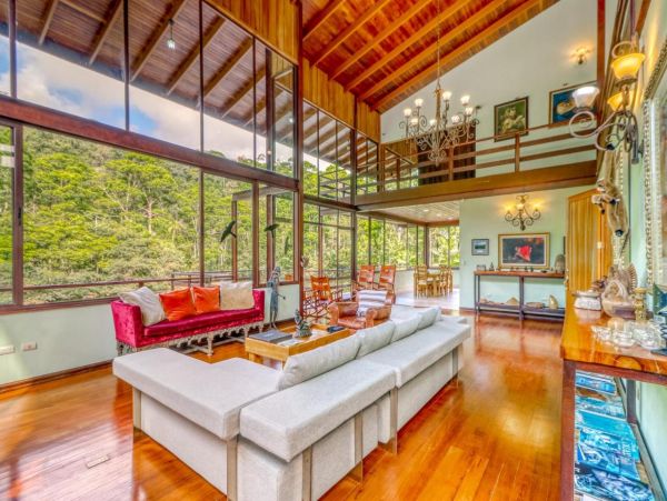Luxurious Lakefront 5 Bedroom Villa in Costa Rica