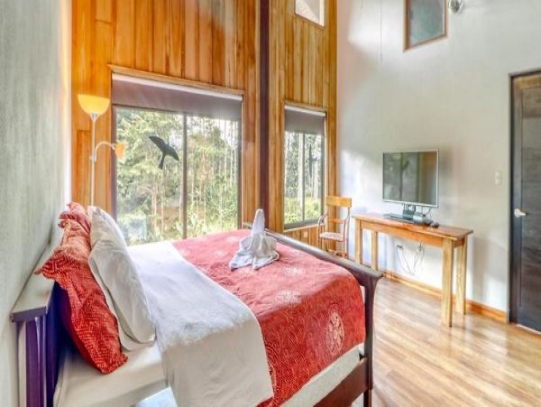 Luxurious Lakefront 5 Bedroom Villa in Costa Rica