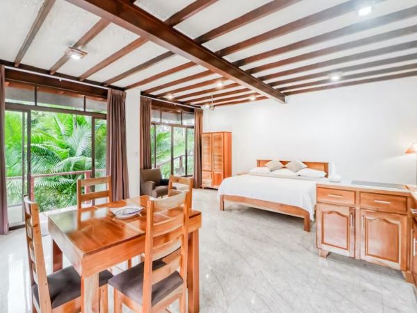 Luxurious Lakefront 5 Bedroom Villa in Costa Rica
