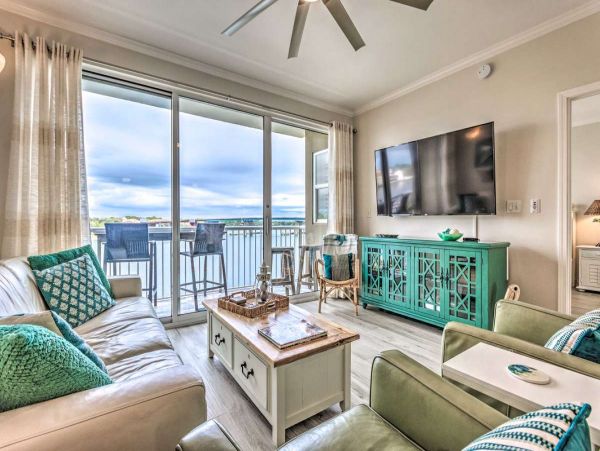 Lovely 2 Bedroom Condo with Bay View