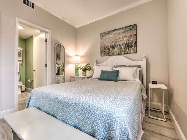 Lovely 2 Bedroom Condo with Bay View