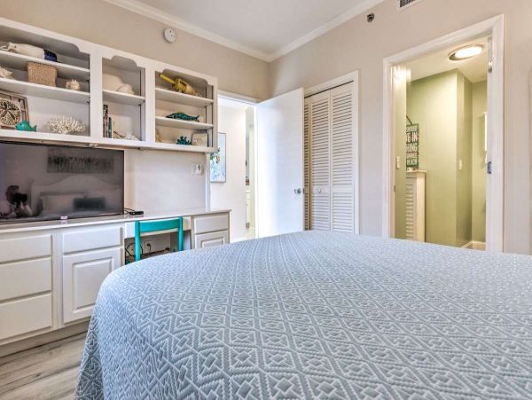 Lovely 2 Bedroom Condo with Bay View