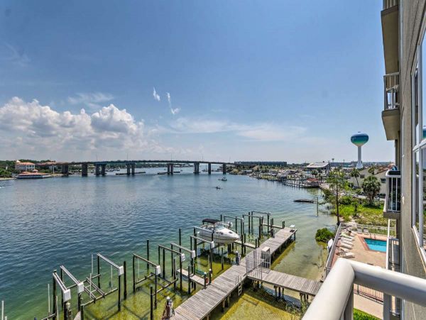 Lovely 2 Bedroom Condo with Bay View
