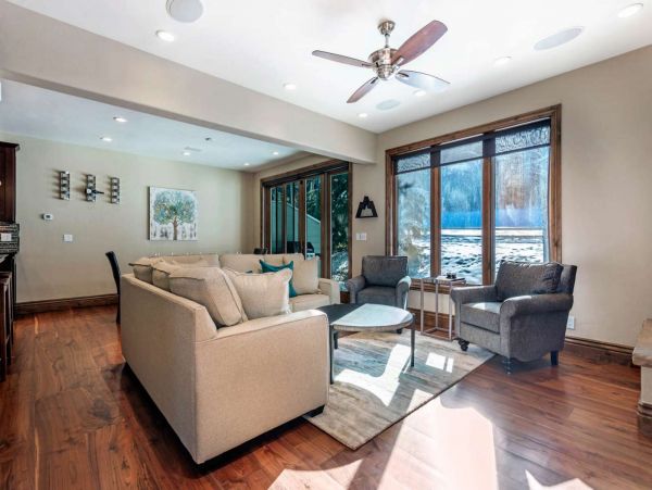 Charming Four Bedroom Vacation Home in Avon Sleeps Eight