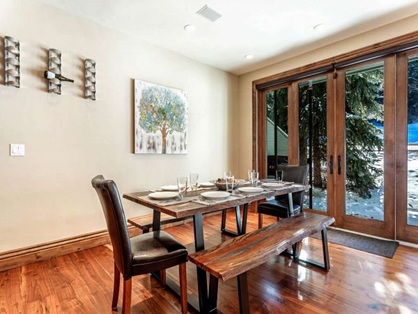 Charming Four Bedroom Vacation Home in Avon Sleeps Eight