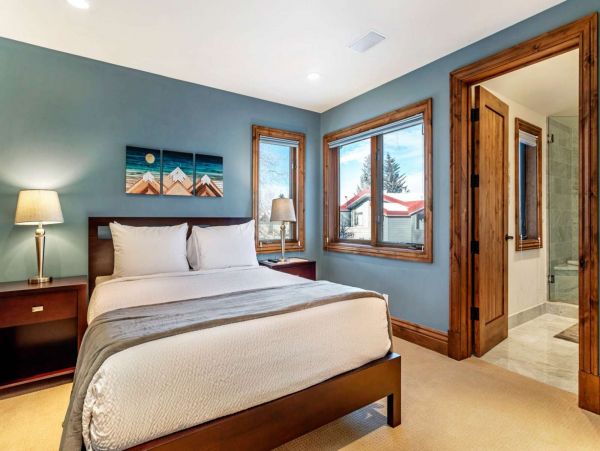 Charming Four Bedroom Vacation Home in Avon Sleeps Eight