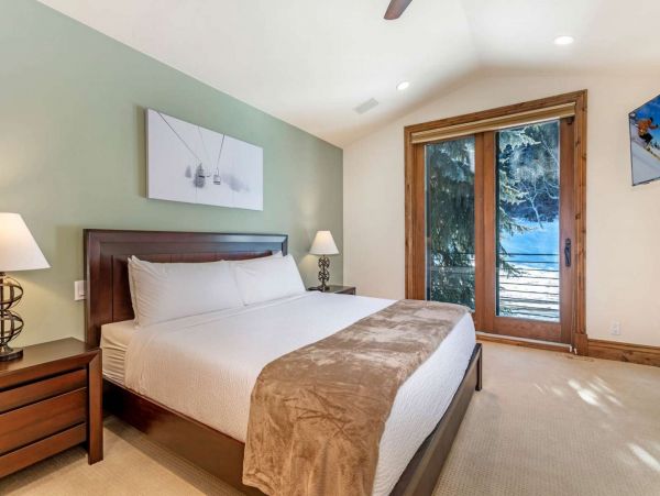 Charming Four Bedroom Vacation Home in Avon Sleeps Eight