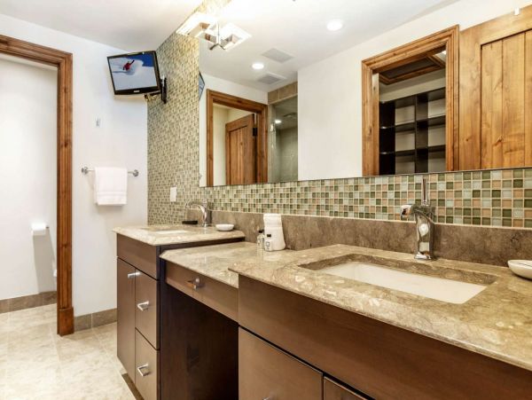 Charming Four Bedroom Vacation Home in Avon Sleeps Eight