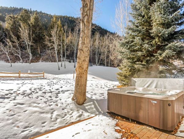 Charming Four Bedroom Vacation Home in Avon Sleeps Eight