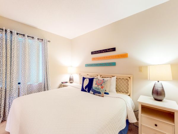 Beachfront 2 Bedroom Condo in Destin Sleeps 6
