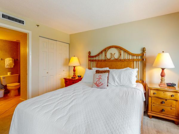Beachfront 2 Bedroom Condo in Destin Sleeps 6