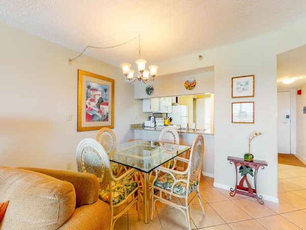 Beachfront 2 Bedroom Condo in Destin Sleeps 6
