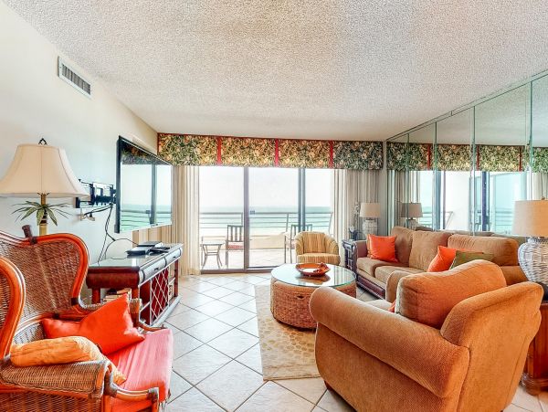 Beachfront 2 Bedroom Condo in Destin Sleeps 6