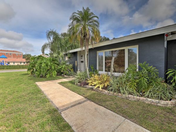 Bradenton Vacation Home with Pool & 2 Bedroom