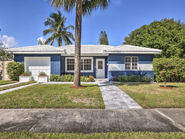 Charming Pool Vacation Home Sleeps 8 Guests