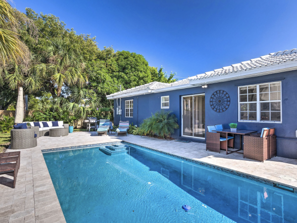 Charming Pool Vacation Home Sleeps 8 Guests