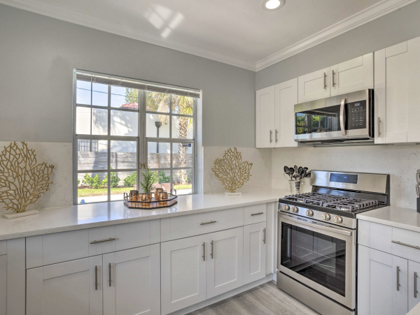 Charming Pool Vacation Home Sleeps 8 Guests