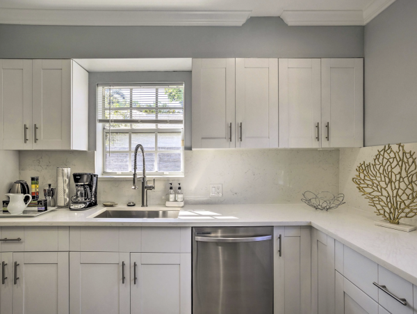 Charming Pool Vacation Home Sleeps 8 Guests