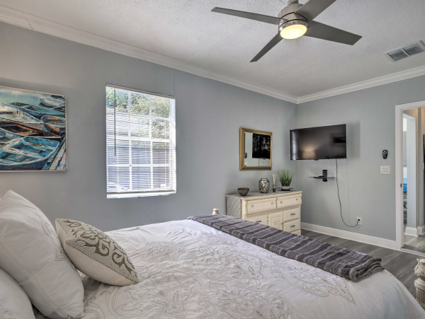 Charming Pool Vacation Home Sleeps 8 Guests