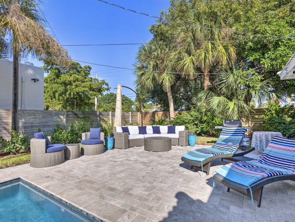 Charming Pool Vacation Home Sleeps 8 Guests