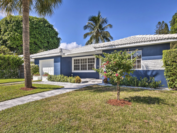 Charming Pool Vacation Home Sleeps 8 Guests