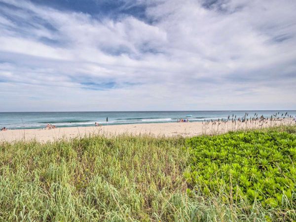 Charming West Palm Beach Condo with 2 Bedrooms Steps to the Beach