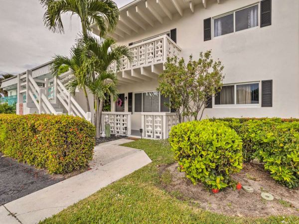 Charming West Palm Beach Condo with 2 Bedrooms Steps to the Beach