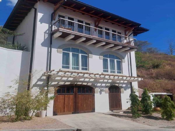 Lovely Home with 3 Bedrooms and Great Views