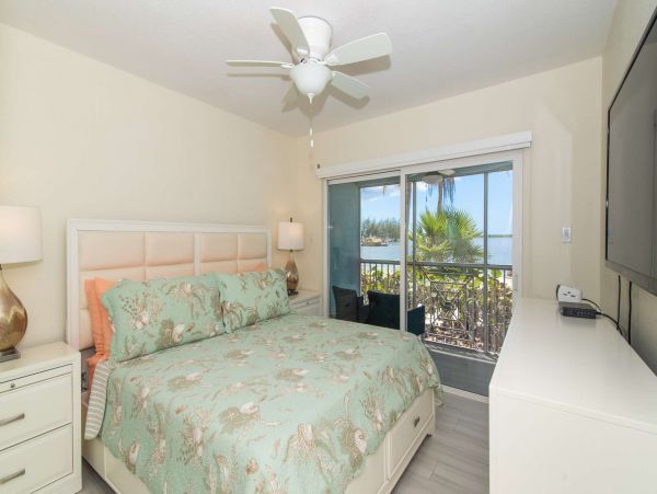 Cayman Islands 2 Br Beachfront Vacation Condo in Scenic Cayman Kai