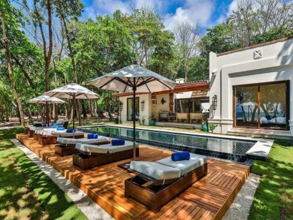 Gorgeous Beachfront Villa with 4 Bedrooms