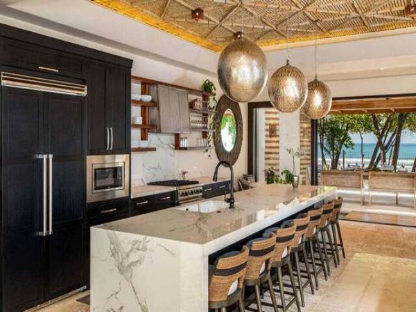 Gorgeous Beachfront Villa with 4 Bedrooms