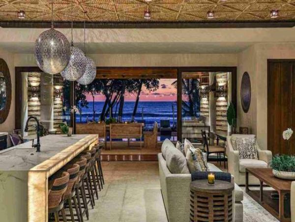 Gorgeous Beachfront Villa with 4 Bedrooms